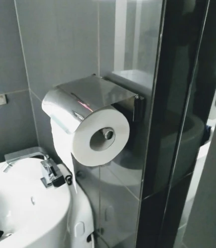 SAMOPRZYLEPNY UCHWYT NA PAPIER.jpg